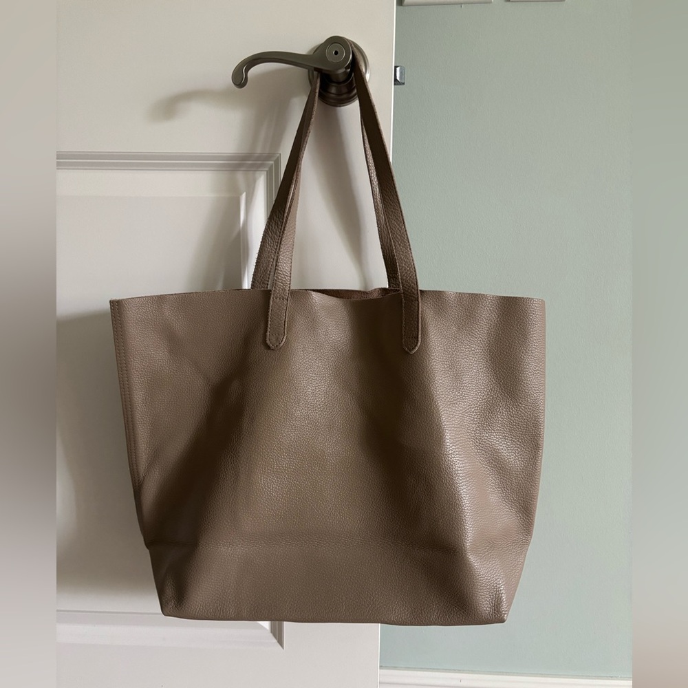 Cuyana classic tote